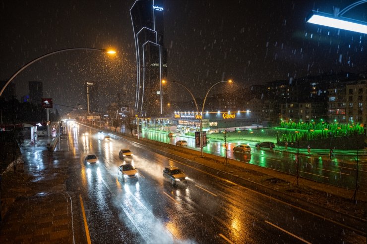 Ankara'da kar ve karla karışık yağmur etkili oluyor