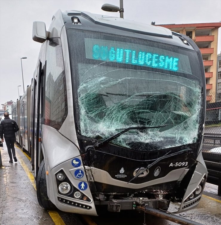 Avcılar'da iki metrobüsün çarpışması sonucu 4 yolcu yaralandı