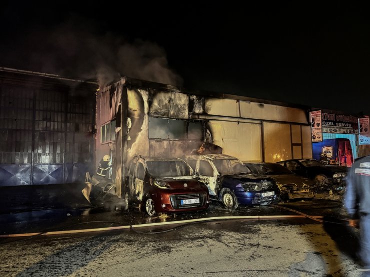 Bursa'da oto tamirhanesinde çıkan yangında 4 araç zarar gördü