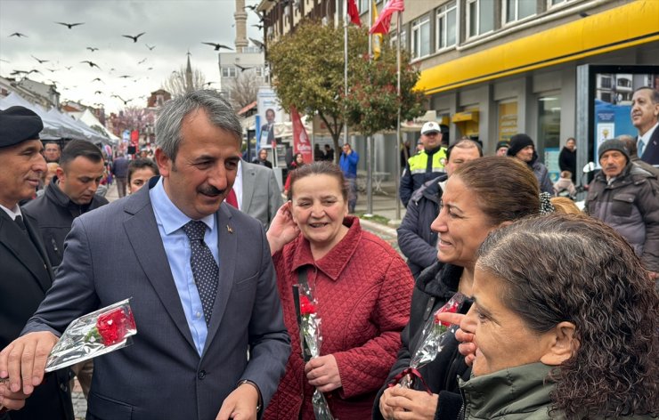 Edirne Valisi Sezer, Dünya Kadınlar Günü'nde kadınlara karanfil hediye etti