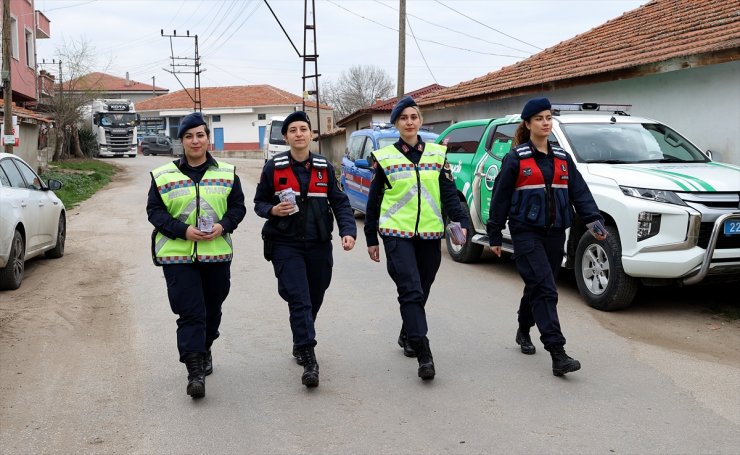 Edirne'nin kadın jandarma timi köylerde yoğun mesaiyle bilgilendirme yapıyor