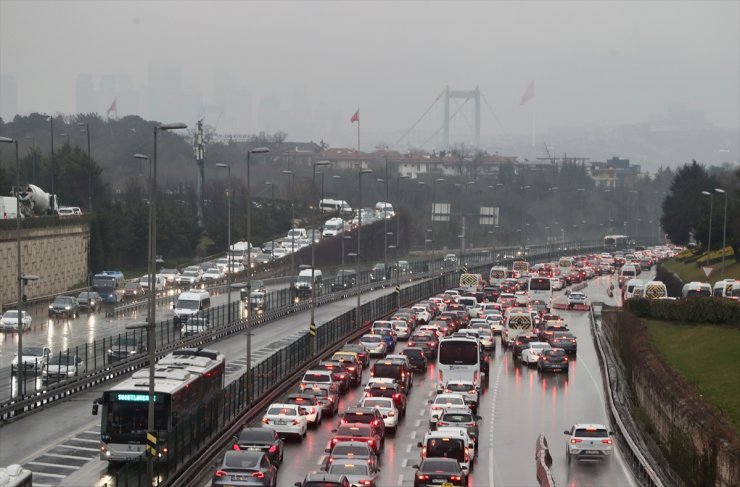 İstanbul'da haftanın son gününde trafik yoğunluğu yüzde 90'a çıktı