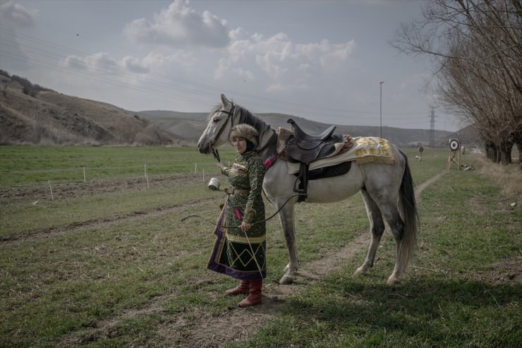 Kadınlar geleneksel atlı okçulukta da 'varız' diyor