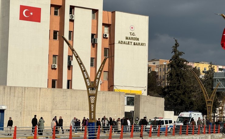 Mardin'de adliye binası önünde çıkan kavgada 1'i polis 5 kişi yaralandı