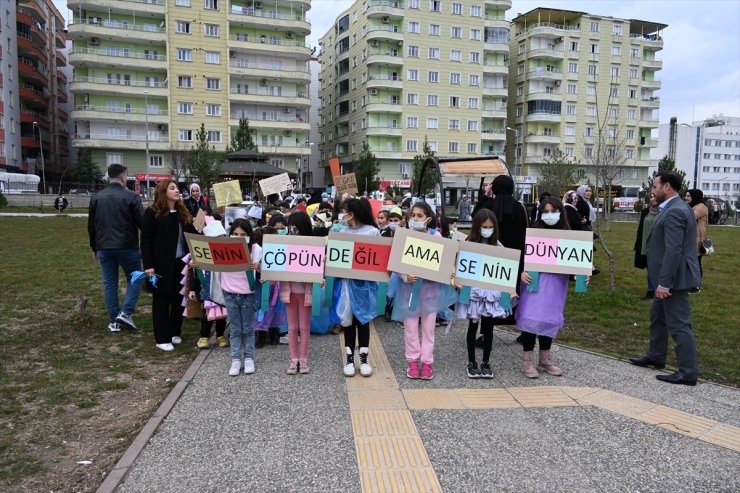 Siirt’te öğrenciler geri dönüşüm kostümleriyle çevre temizliği yaptı