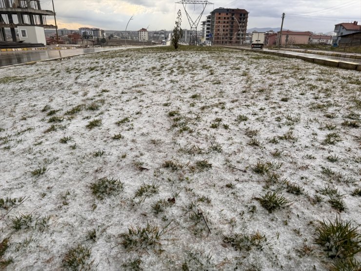 Uşak'ta dolu etkili oldu