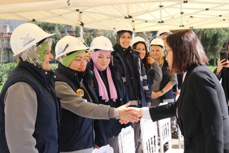 Yalova'da forklift operatörlüğü kursuna katılan kadınlar sertifikalarını aldı