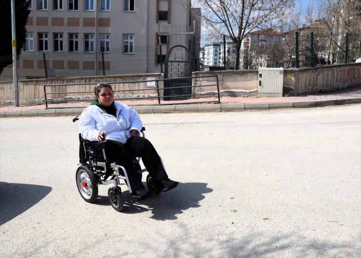 Yürüme engelli kadın dernekteki arkadaşlarıyla örgü ve baskı yaparak hayata bağlandı