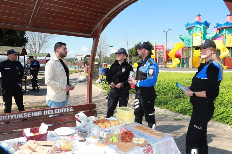 Adana'da polis hırsızlık ve dolandırıcılık olaylarına karşı vatandaşı bilgilendirdi