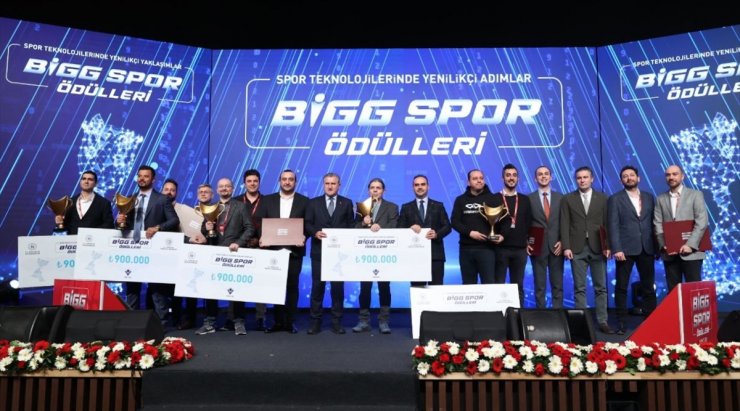 Bakan Kacır: "Spor teknolojileri pazarının büyüklüğünün 10 yıl içinde 53 milyar dolara ulaşması öngörülüyor"