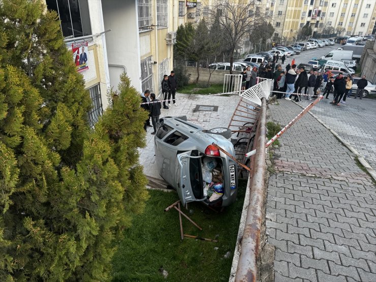 Gaziantep'te otomobilin apartman bahçesine devrilmesi sonucu 1 kişi ağır yaralandı