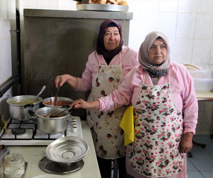 Kadınlar kurdukları kooperatifte yemek yaparak kazanç elde ediyor