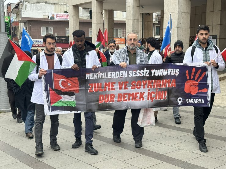 Sakarya'da hekimler ve sağlık çalışanları Gazze için "sessiz" yürüyüşlerini sürdürdü