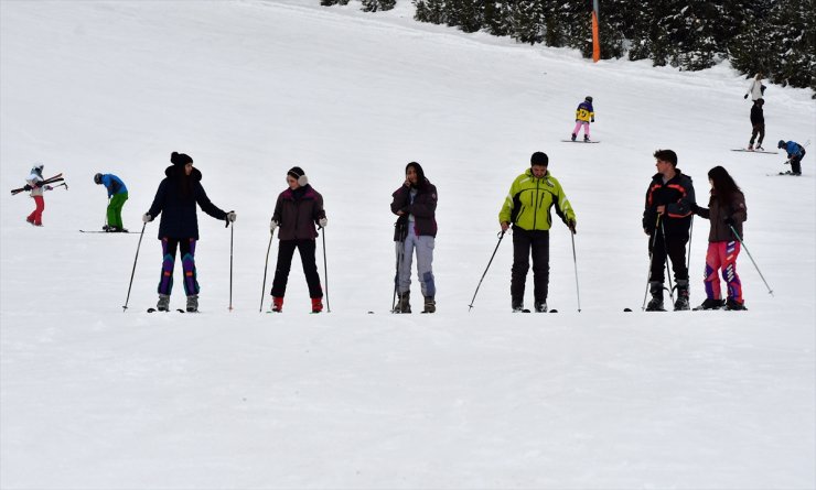 Sarıkamış Kayak Merkezi'nde turistler ilkbaharda kayak yapmanın keyfini çıkarıyor