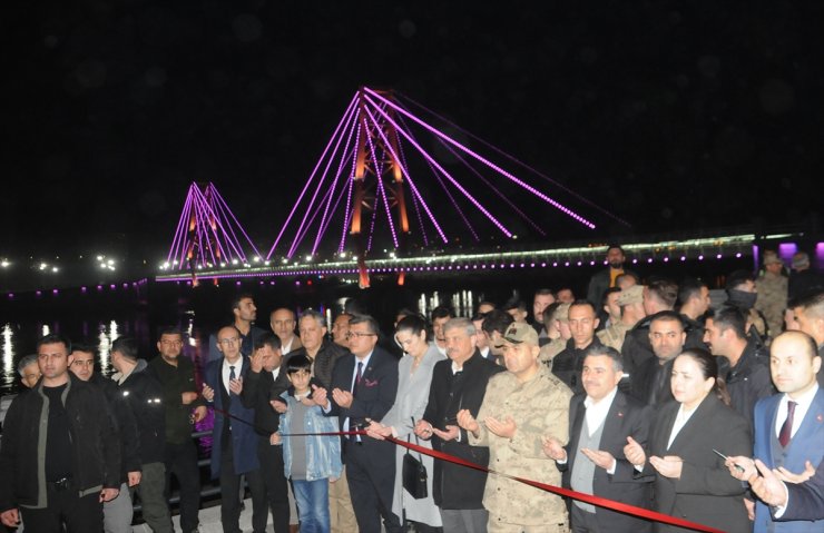 Şırnak'ta Dicle Nehri üzerinde yapılan İsmail Ebul-İz El-Cezeri Köprüsü törenle hizmete açıldı