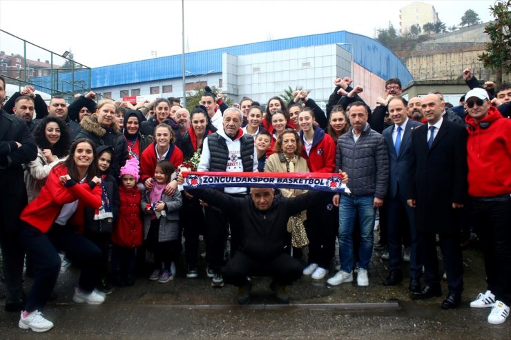 TKBL'de şampiyonluğu garantileyen Zonguldak Spor Basket 67 kentte coşkuyla karşılandı