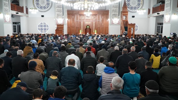 Deprem bölgesinde ilk teravih namazı kılındı