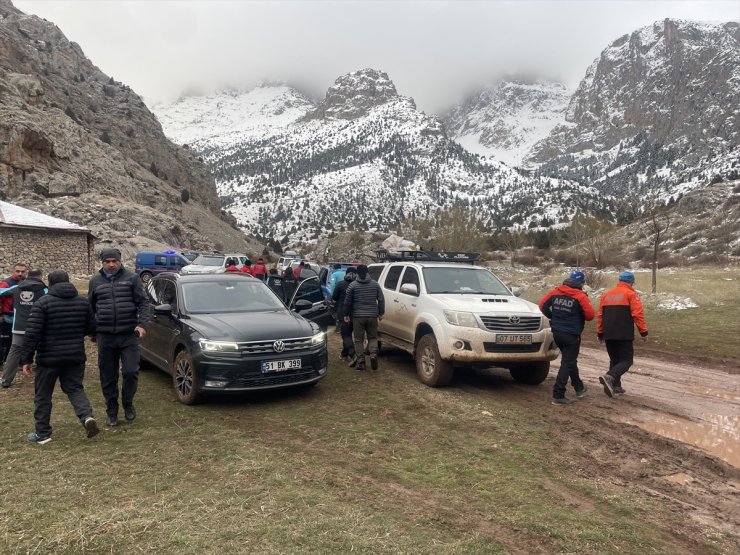 Aladağlar'da kayak sırasında üzerine kar kütlesi düşen kadın rehber öldü