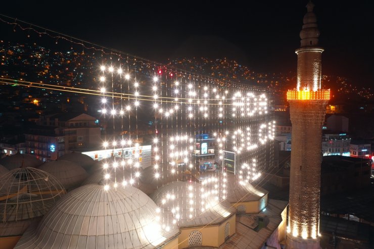 Bursa'daki tarihi Ulu Cami'ye "Dünyada bir yolcu gibi ol" yazılı mahya asıldı