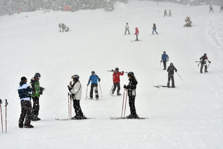 İlkbaharda yağan kar Sarıkamış Kayak Merkezi'ndeki turizmcileri sevindirdi