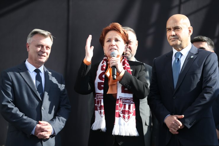 İYİ Parti Genel Başkanı Akşener, Balıkesir'de esnaf ziyaretlerinde bulundu