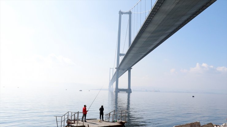 Osmangazi Köprüsü'nün altı olta balıkçılarının uğrak yeri oldu