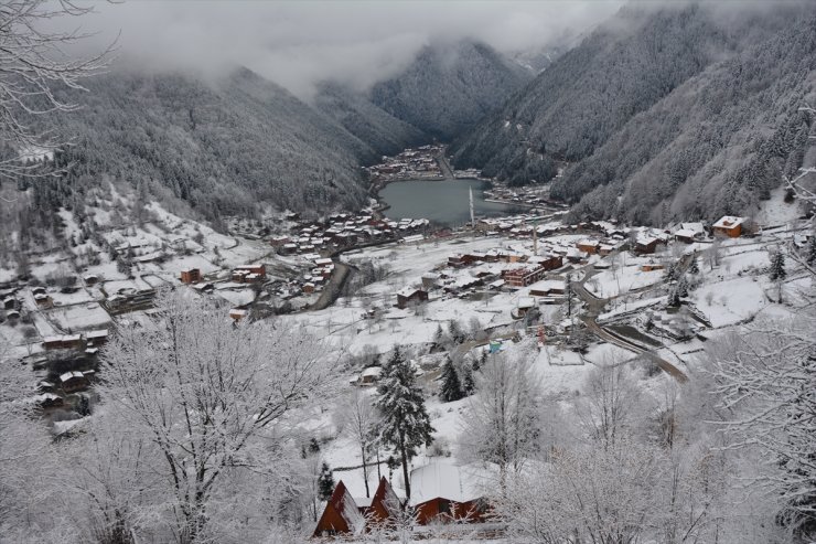 Trabzon'un yüksek kesimlerine kar yağdı