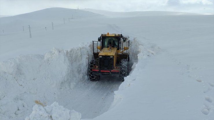 Van'da çığ nedeniyle kapanan yol ekiplerin çalışmasıyla açıldı