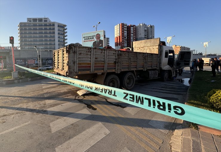 Adana'da otobüs ile çarpışan kamyonun sürücüsü hayatını kaybetti