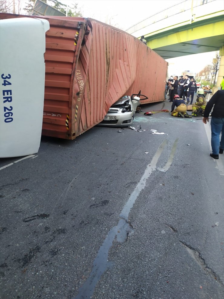 Bakırköy'de üzerine tır devrilen otomobildeki 4 kişi yaşamını yitirdi