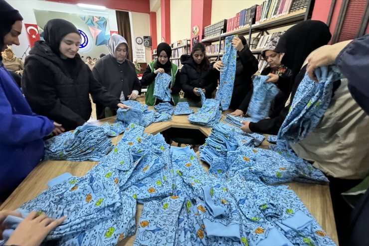 Elazığ'da kız meslek lisesi öğrencileri Gazzeli çocuklar için giysi dikiyor