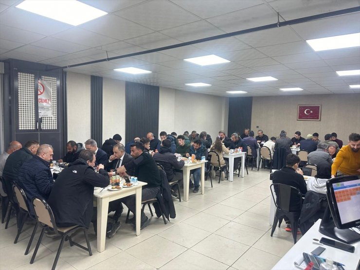 Erzincan Valisi Aydoğdu, ilk iftarı göçük altında kalan işçilerin aileleriyle yaptı