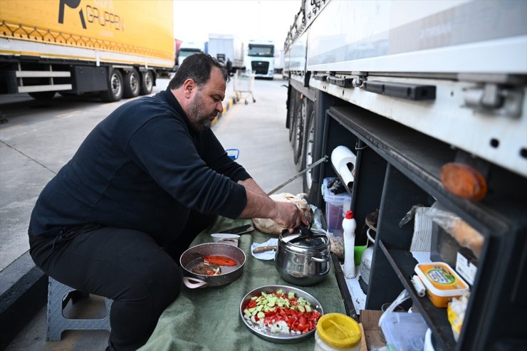 İhracat yükü taşıyan tır şoförleri iftarı sınır kapısında yaptı