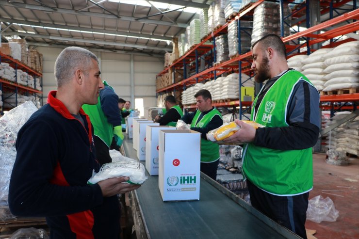 Kilis'teki İHH lojistik merkezinden ihtiyaç sahiplerine yardım kolileri gönderildi