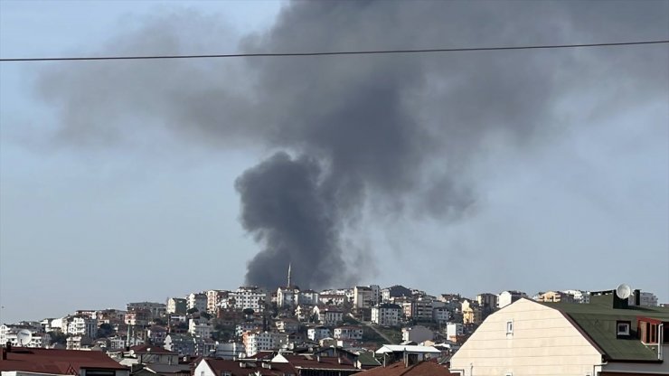 Kocaeli'de bir iş yerinin deposunda çıkan yangına müdahale ediliyor