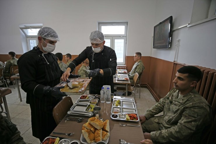 Sınırda görevli Mehmetçik ilk iftarı yaptı