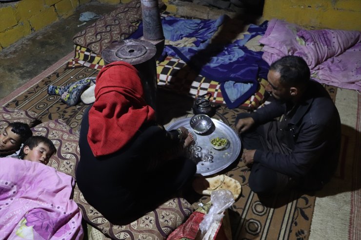 Suriye'nin kuzeyinde ilk sahur çadırlarda, konteyner kentlerde ve briket evlerde yapıldı