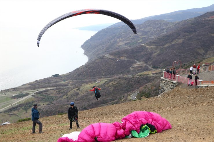 Yabancı turistlerin de keşfettiği Uçmakdere'de yamaç paraşütü uçuşlarının sayısı artıyor