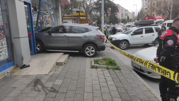 Ataşehir'de cipin markete girdiği kazada 2 kişi yaralandı