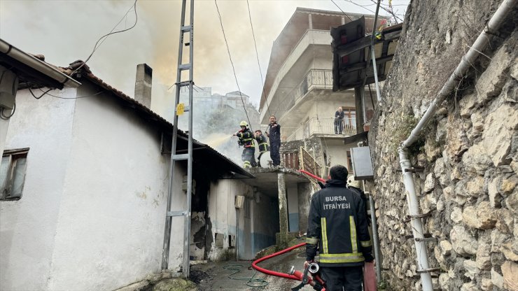 Bursa'da çıkan yangında tek katlı ev kullanılamaz hale geldi