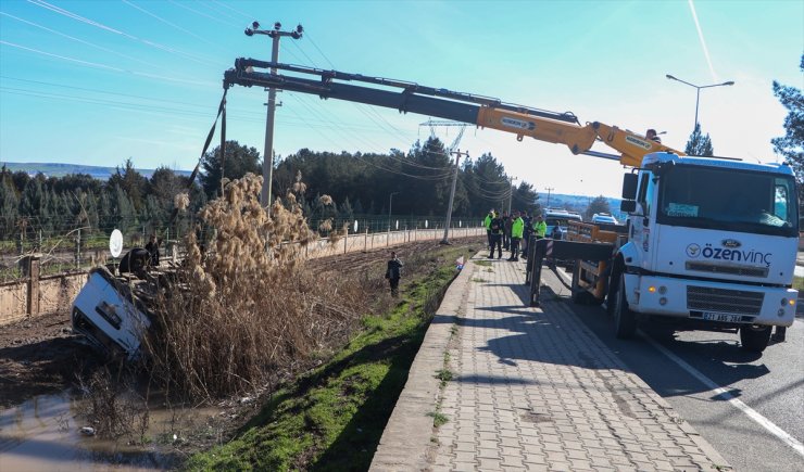 Diyarbakır'da şarampole devrilen servis minibüsündeki 4'ü çocuk 9 kişi yaralandı