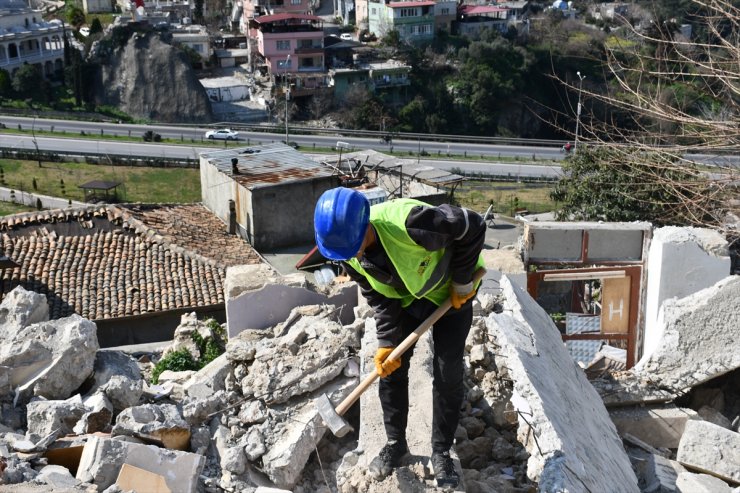 Hatay'da iş makinesinin ulaşamadığı hasarlı binaları özel ekip yıkıyor