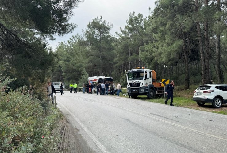 İzmir'de tırla çarpışan belediye otobüsündeki 1 yolcu öldü, 4 kişi yaralandı