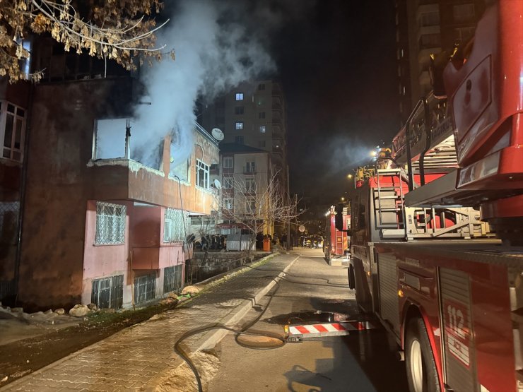 Kayseri'de bir dairede çıkan yangın itfaiye ekiplerince söndürüldü