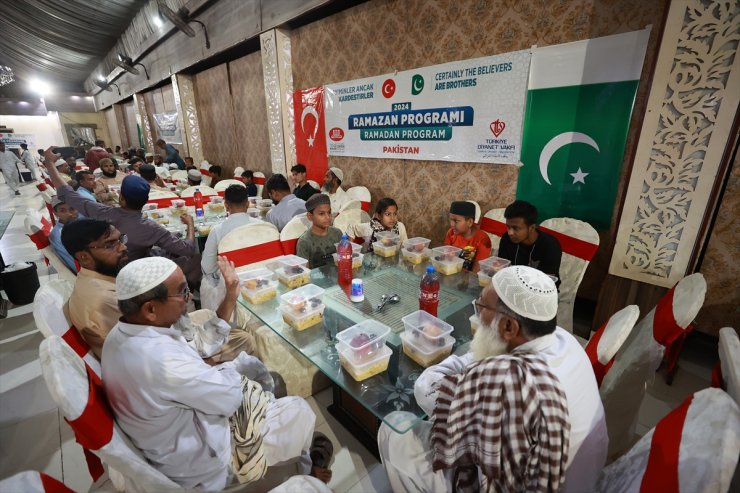 Türkiye Diyanet Vakfı, Pakistan'da ramazanın ilk gününde iftar programı düzenledi