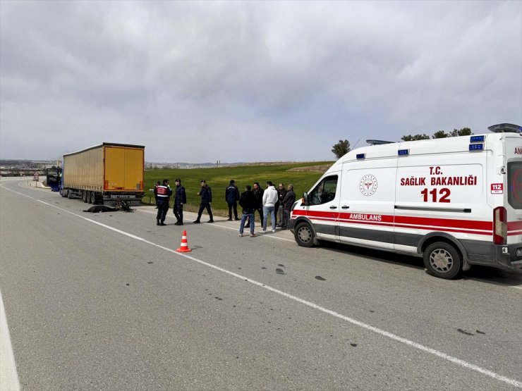 Uşak'ta tır dorsesine çarpan motosikletin sürücüsü hayatını kaybetti