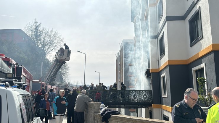 Zonguldak'ta apartman dairesinde çıkan yangında 10 kişi dumandan etkilendi