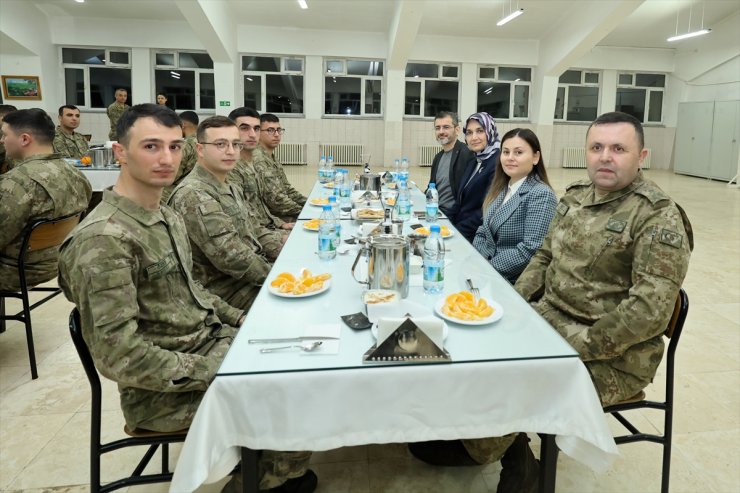 Afyonkarahisar Valisi Kübra Güran Yiğitbaşı Mehmetçikle iftar yaptı