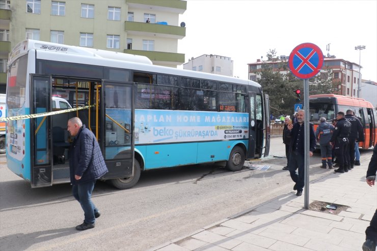 GÜNCELLEME - Erzurum'da halk otobüsü, minibüs ve otomobilin karıştığı kazada 18 kişi yaralandı