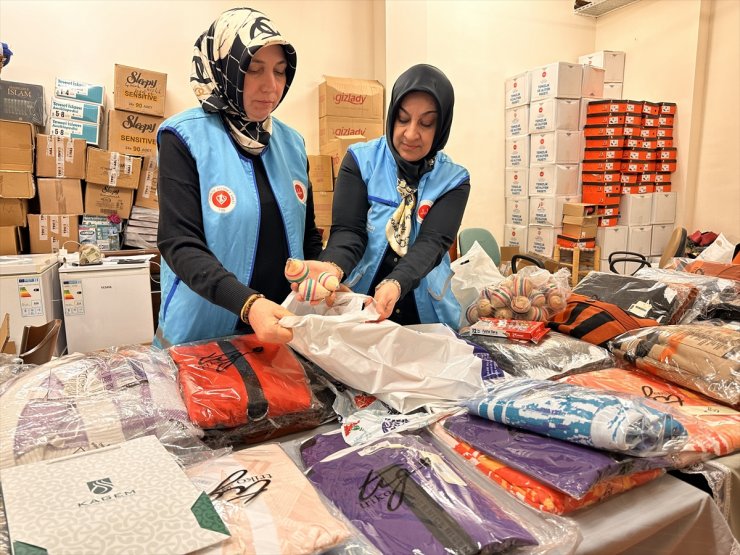 Gaziantep'te yardım malzemeleri ihtiyaç sahiplerine evlerinde teslim ediliyor